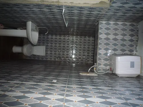 En-suite tiled bathroom at Amanda Garden Hotel